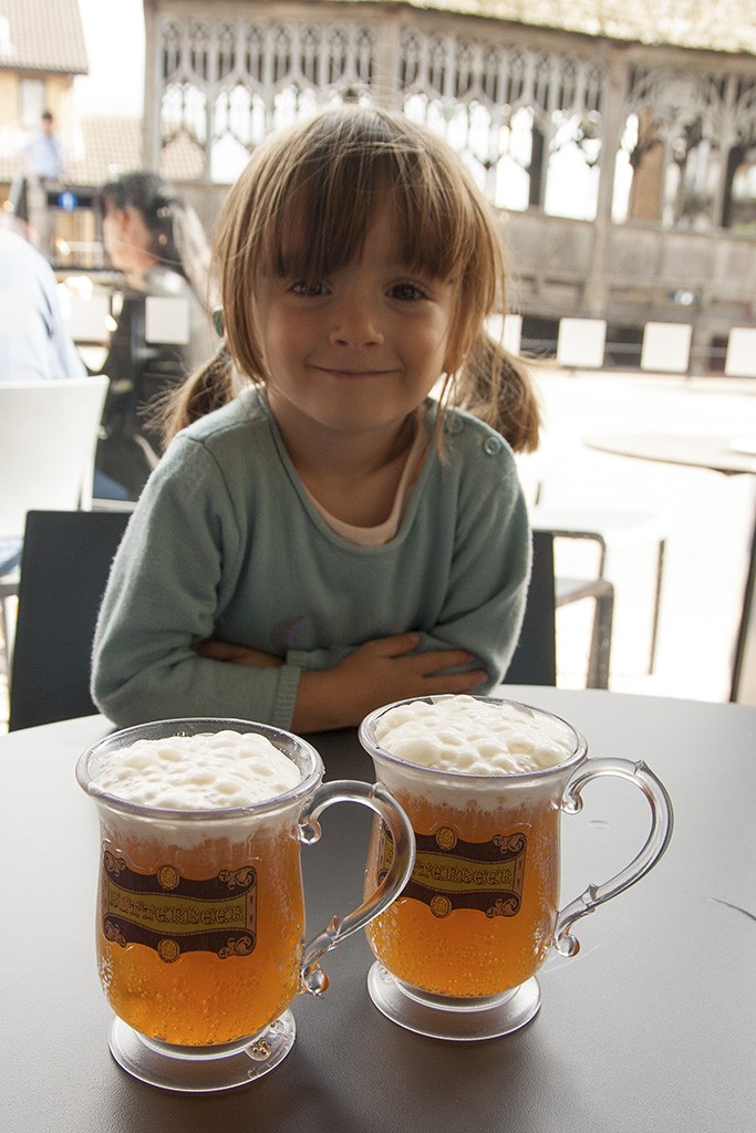 Probando la cerveza de Mantequilla