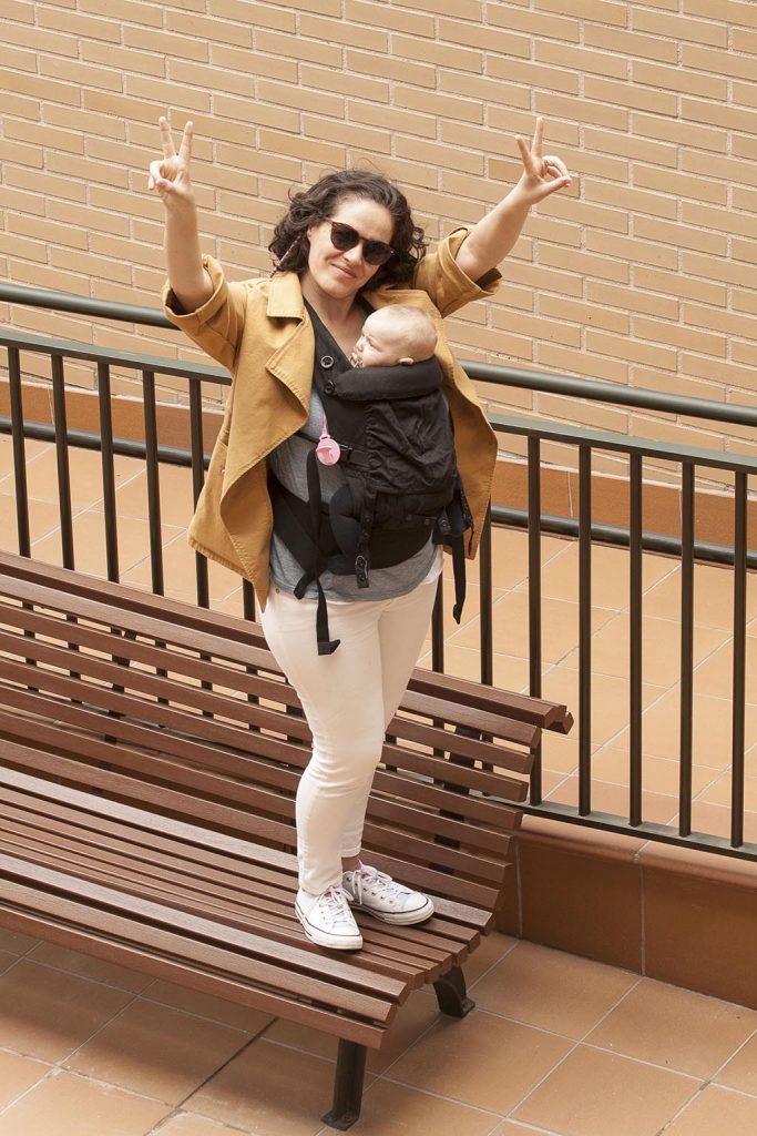 Mujer con mochila ergonómica y bebé