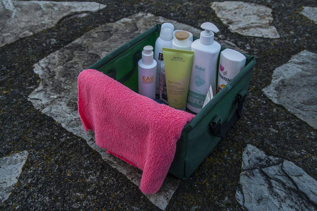 Barreño plegable con productos de higiene