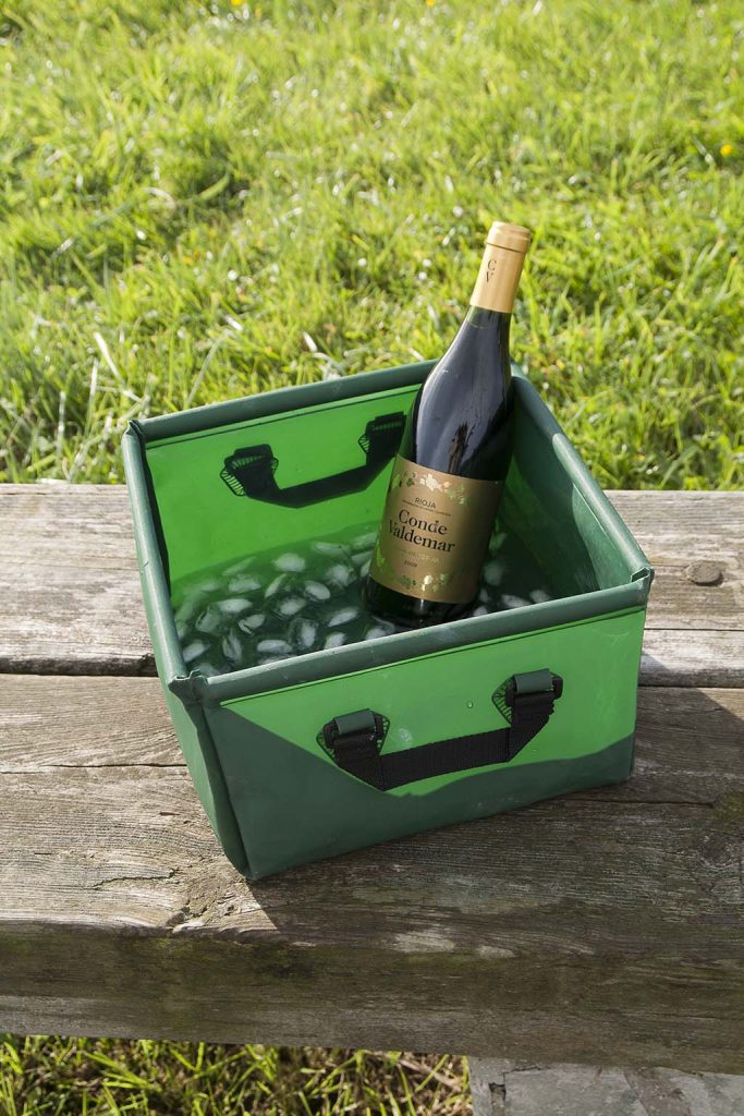 Barreño plegable con agua y hielo para enfriar vino