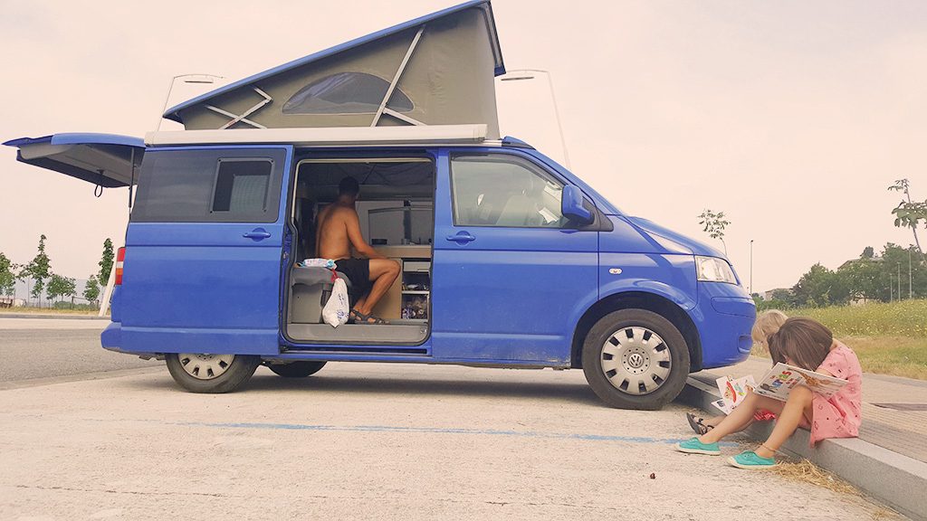 Furgoneta camper y familia