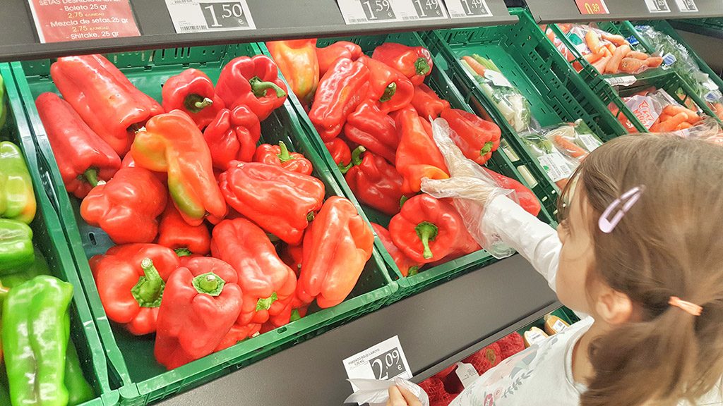 Mirar los precios en el supermercado es un buen momento para hablar de dinero con nuestros hijos