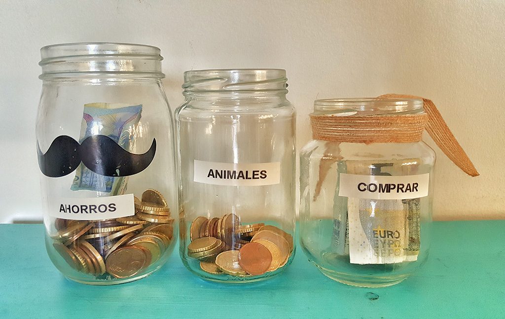 Tarros de cristal con etiquetas para fomentar el ahorro