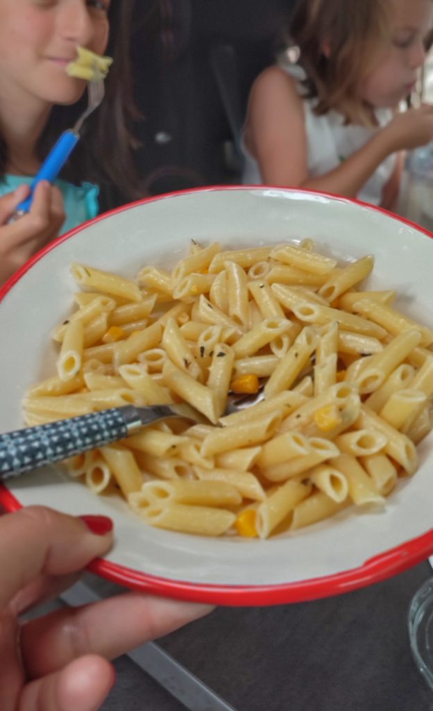 Una receta de pasta sencilla para cocinar en la furgoneta y que va a gustar a toda la familia. 